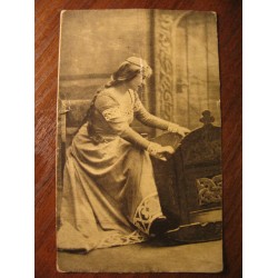 Карточка старинная, Женщина возле колыбельной